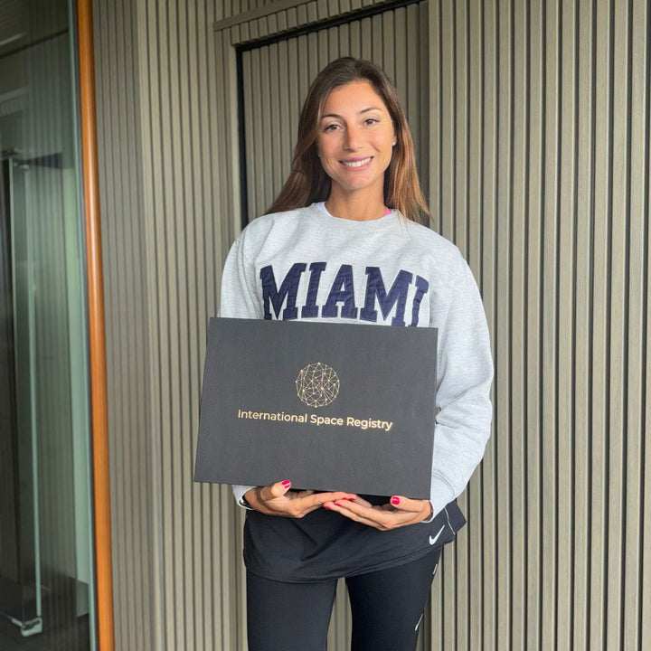 Donna con il cofanetto premium per regalare una stella