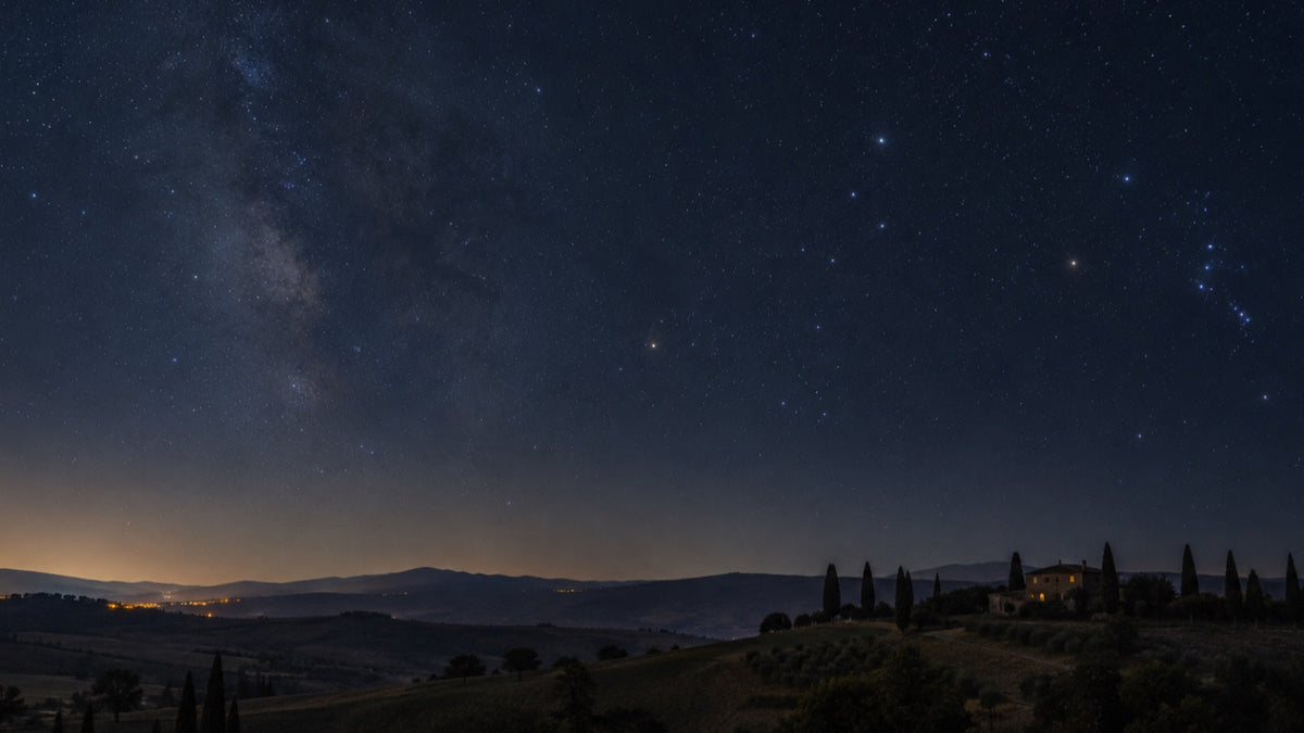 Cielo ricco di costellazioni sopra le colline italiane di notte