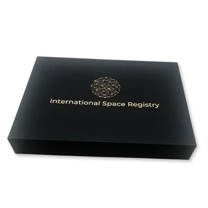 Scatola regalo magnetica nera con logo International Space Registry