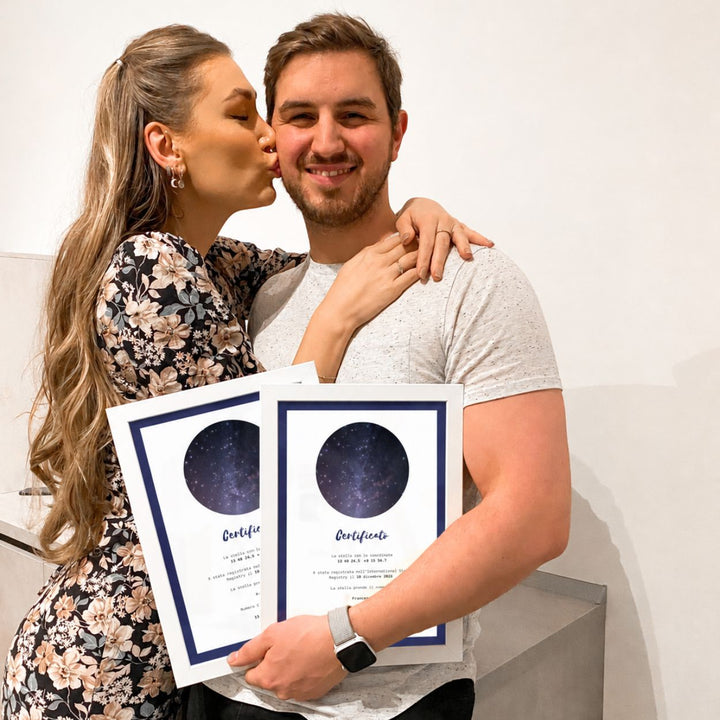 Coppia con due certificati personalizzati per regalare una stella