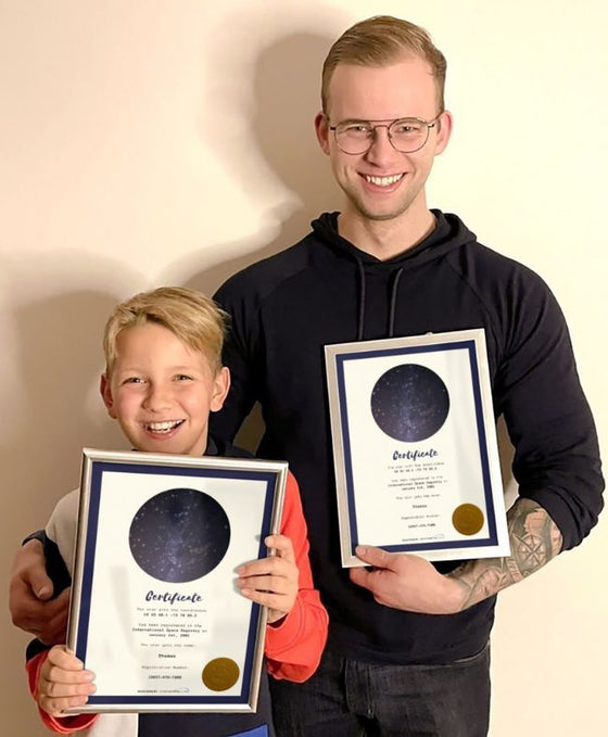 Due fratelli mostrano i loro certificati stellari personalizzati