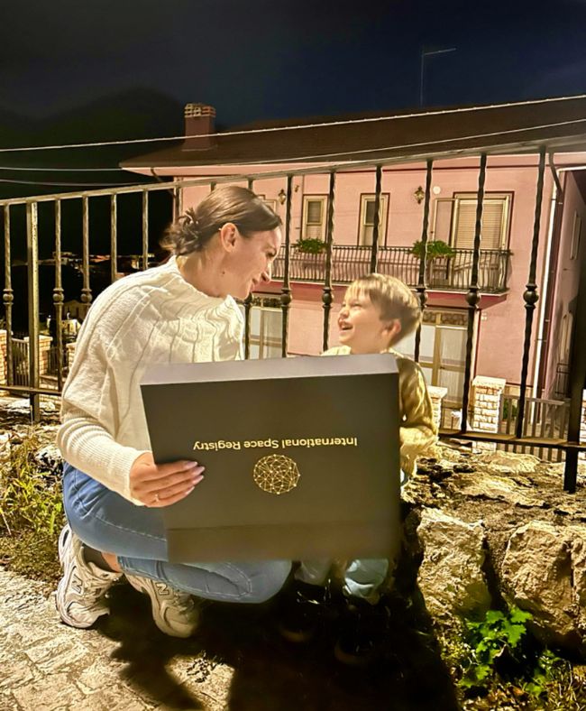 Madre e figlio con un cofanetto stellare premium