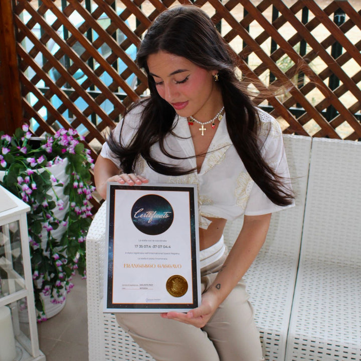 Ragazza sorridente con un certificato stellare personalizzato