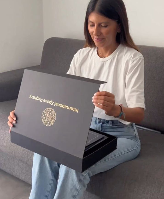 Cliente mentre apre il cofanetto regalo stellare premium
