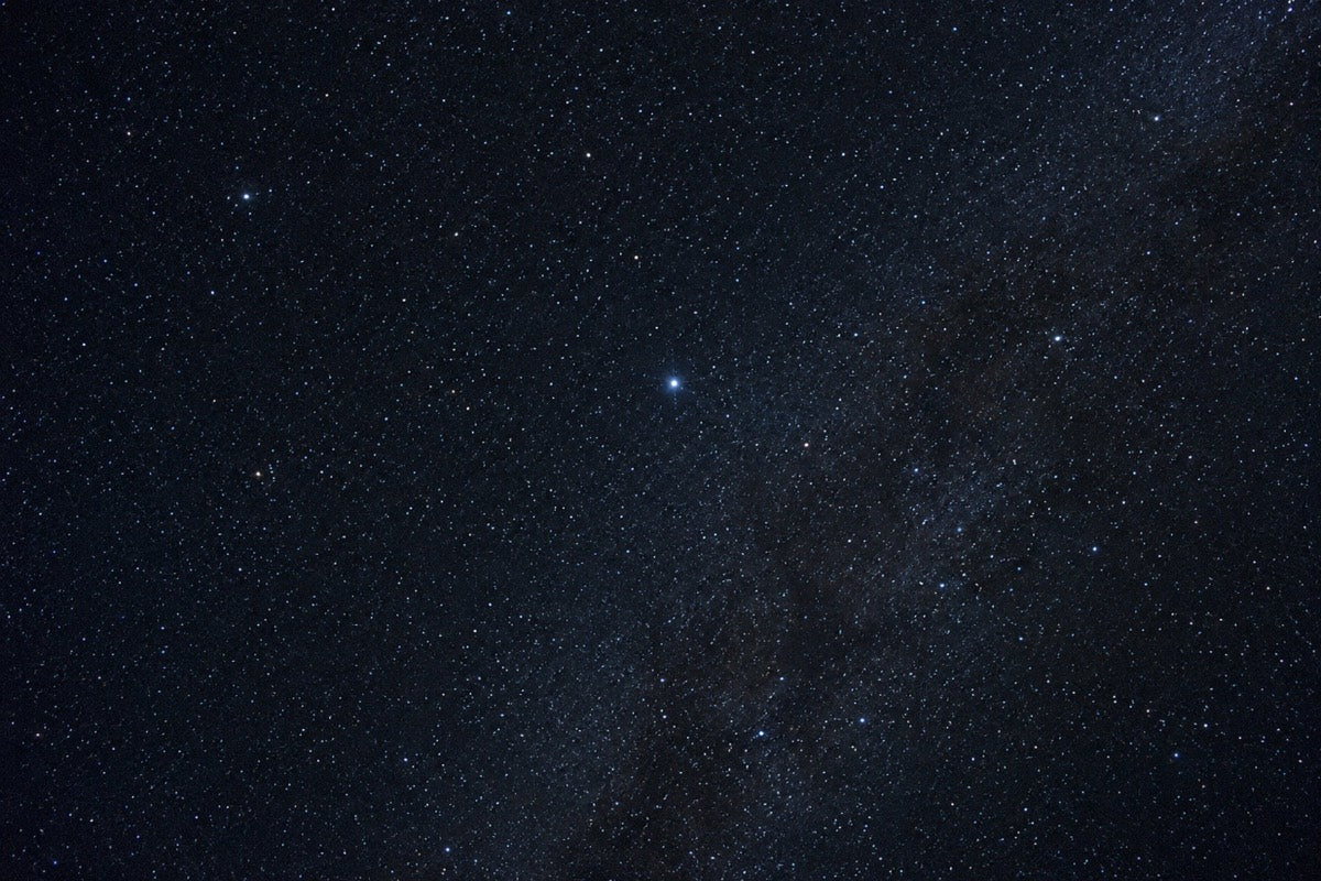 Stella luminosa in un campo stellare nel cielo notturno